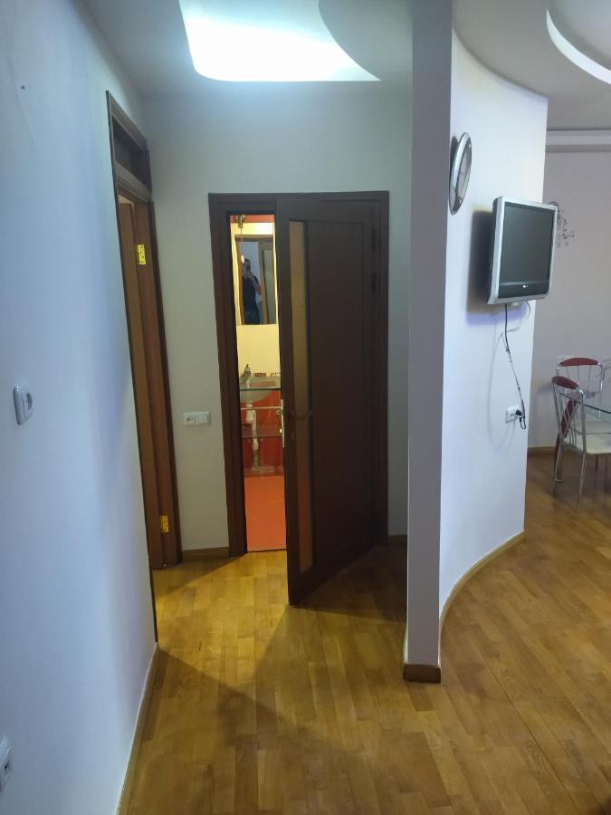 Abovyan 36 Apt & Tour Yerevan Exterior photo